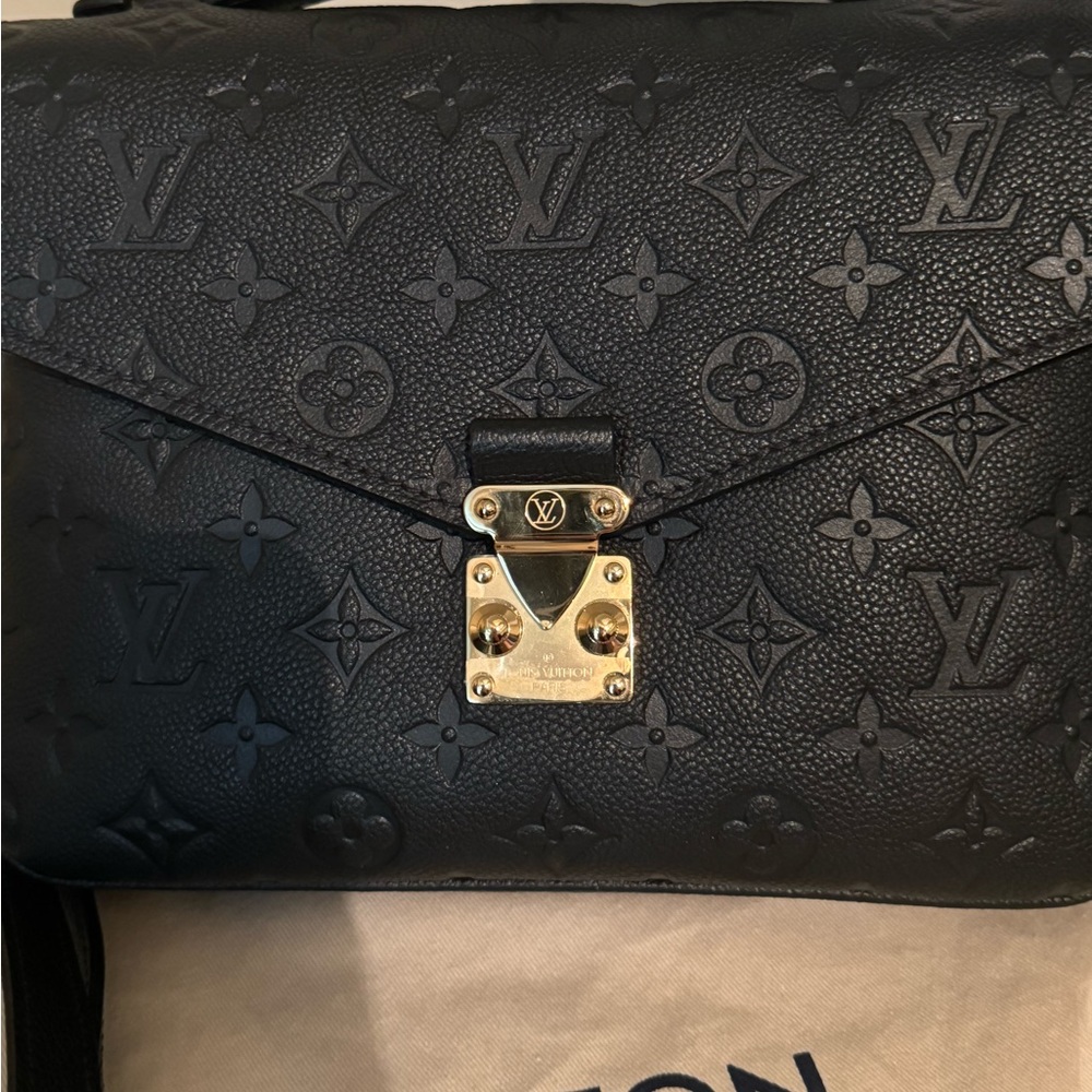 Lv pochette metís empreinte leather